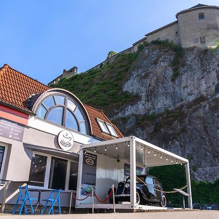 Lovely 4-Bedroom Flat In Historical Center With Stunning View Trenčín Dış mekan fotoğraf